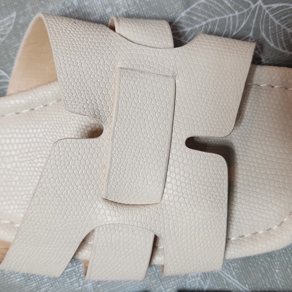 Women's Crocodile Embossed Flat Sandals Cross Strappy Open Toe Slide - Picture 4 of 5